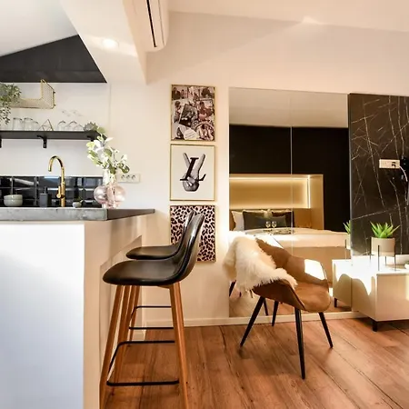 Calea Victoriei Modern - Escape In The Center *